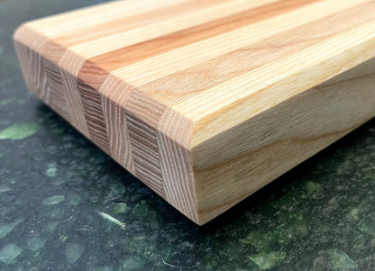 Planche à découper en bois de fil, frêne recyclé des Hauts de France