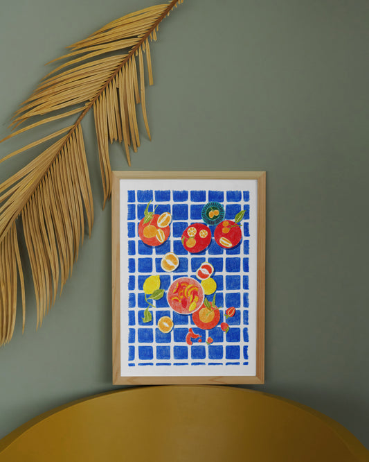 Affiche Carreaux Bleus – Scène Culinaire Fruitée & Colorée