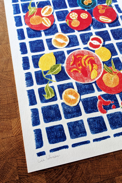 Affiche Carreaux Bleus – Scène Culinaire Fruitée & Colorée