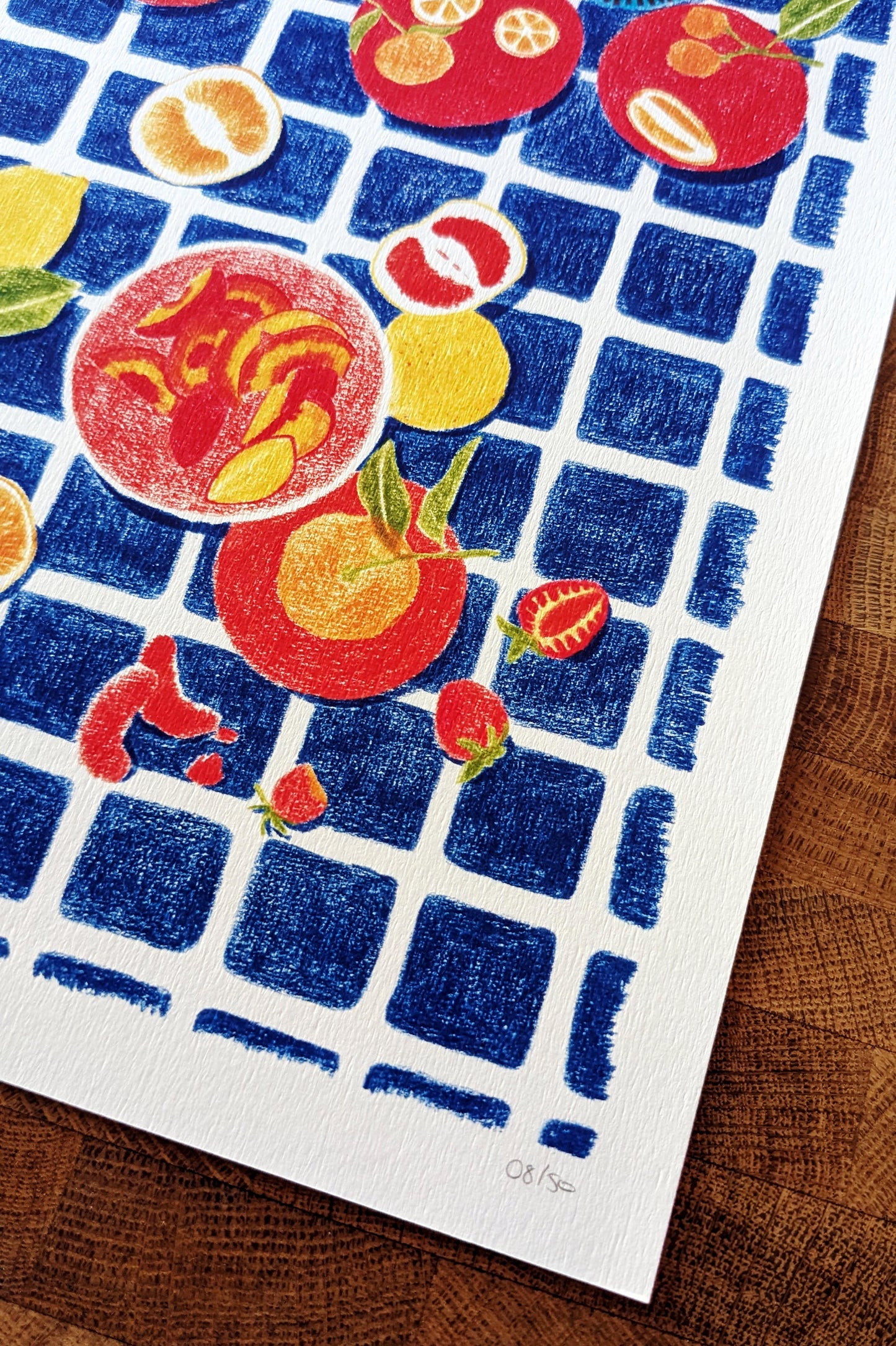 Affiche Carreaux Bleus – Scène Culinaire Fruitée & Colorée
