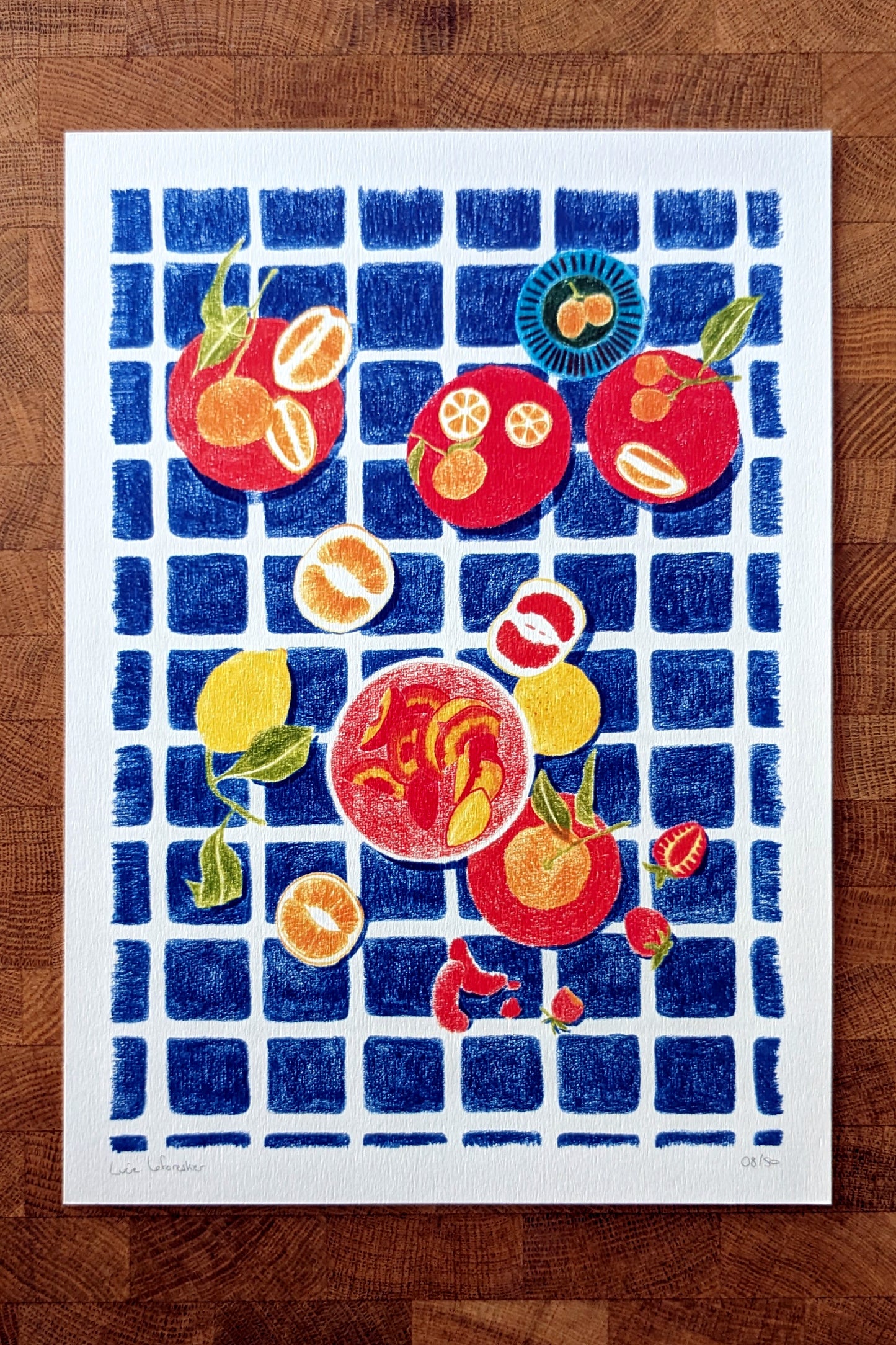 Affiche Carreaux Bleus – Scène Culinaire Fruitée & Colorée