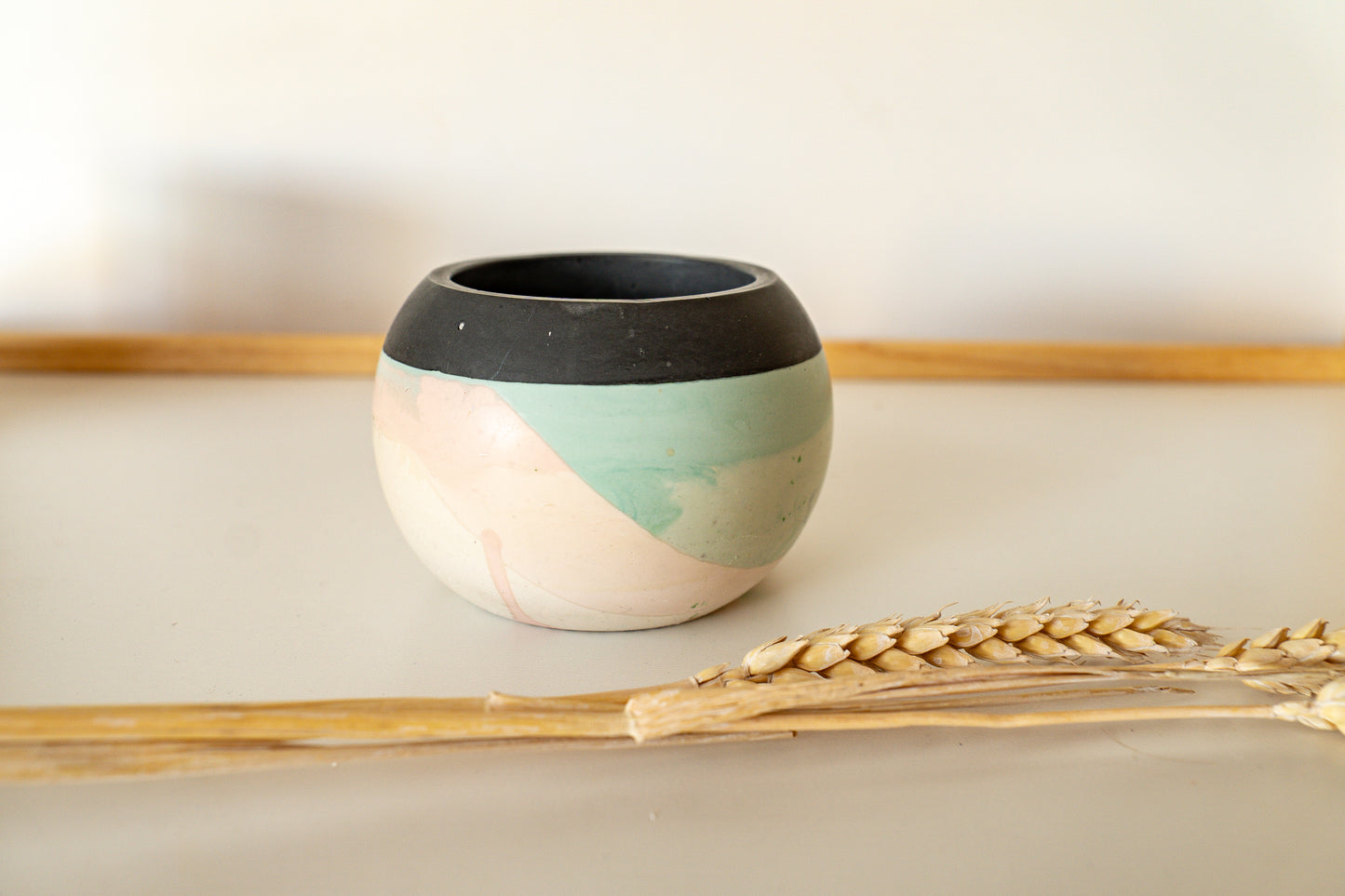 Petit pot de fleurs rond - jesmonite