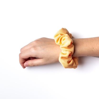 Chouchou Scrunchie – Accessoire cheveux uni ou à motifs