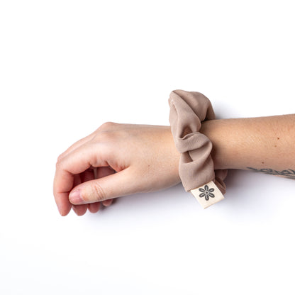 Chouchou Scrunchie – Accessoire cheveux uni ou à motifs