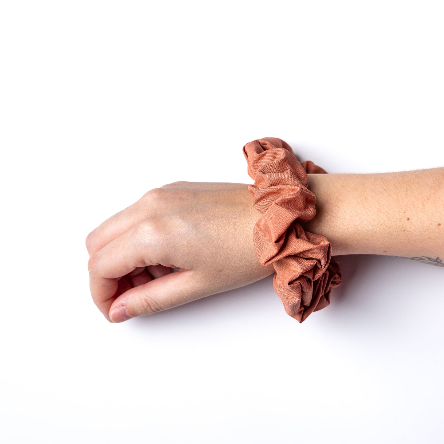Chouchou Scrunchie – Accessoire cheveux uni ou à motifs