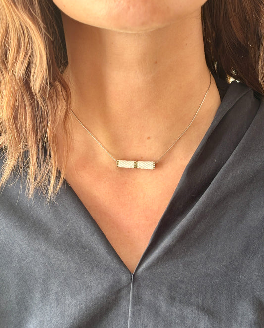 Collier rond doré et blanc