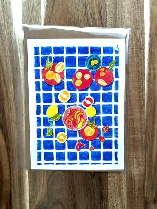 Carte postale Carreaux Bleus – Scène Culinaire Fruitée & Colorée