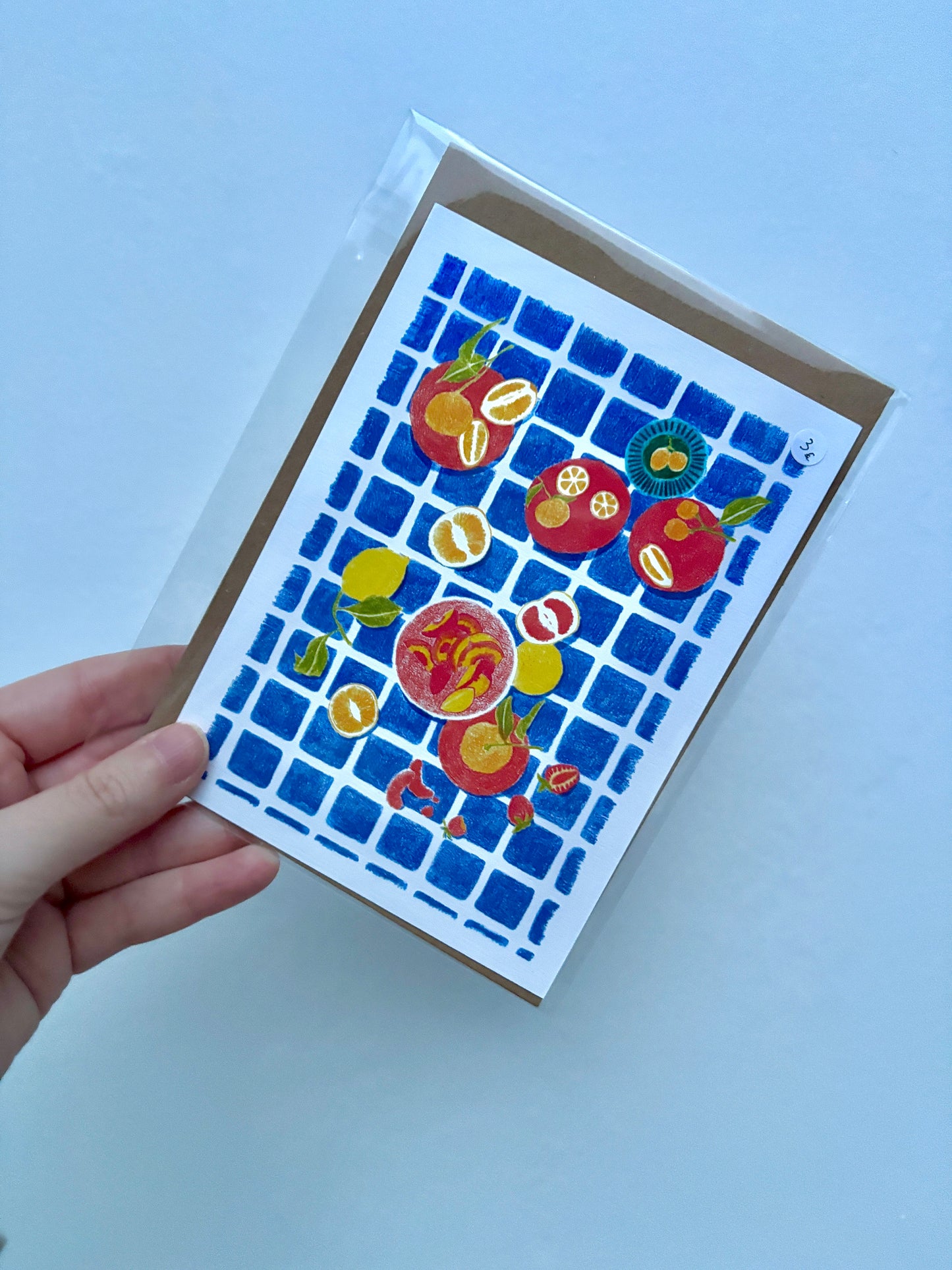 Carte postale Carreaux Bleus – Scène Culinaire Fruitée & Colorée