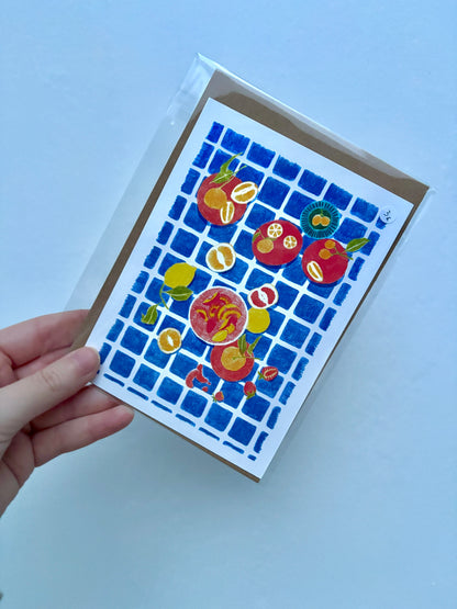 Carte postale Carreaux Bleus – Scène Culinaire Fruitée & Colorée