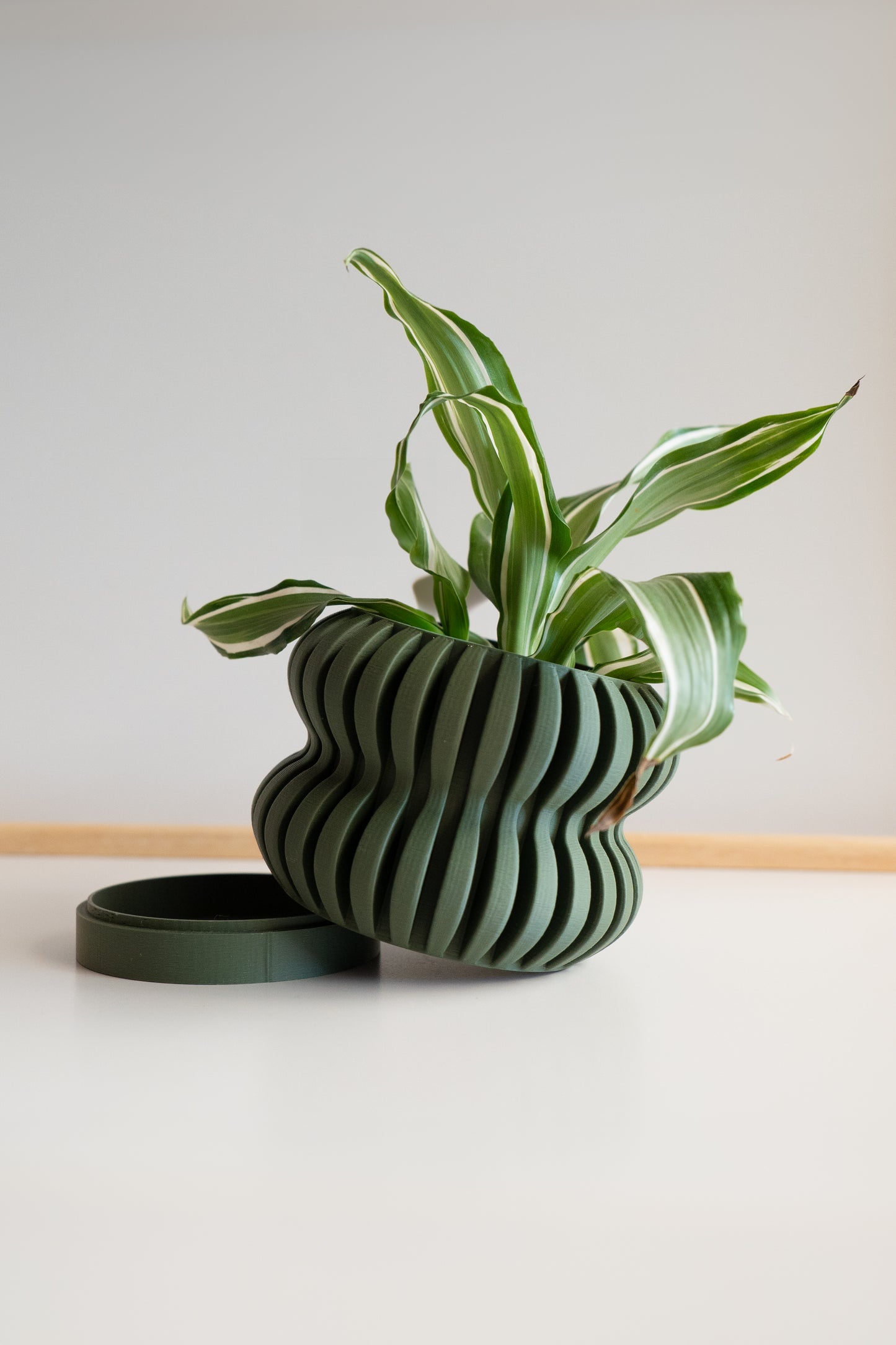 Vase "Jungle" Vert en Bois Recyclé avec Récupérateur - Imprimé en 3D pour Petites Plantes