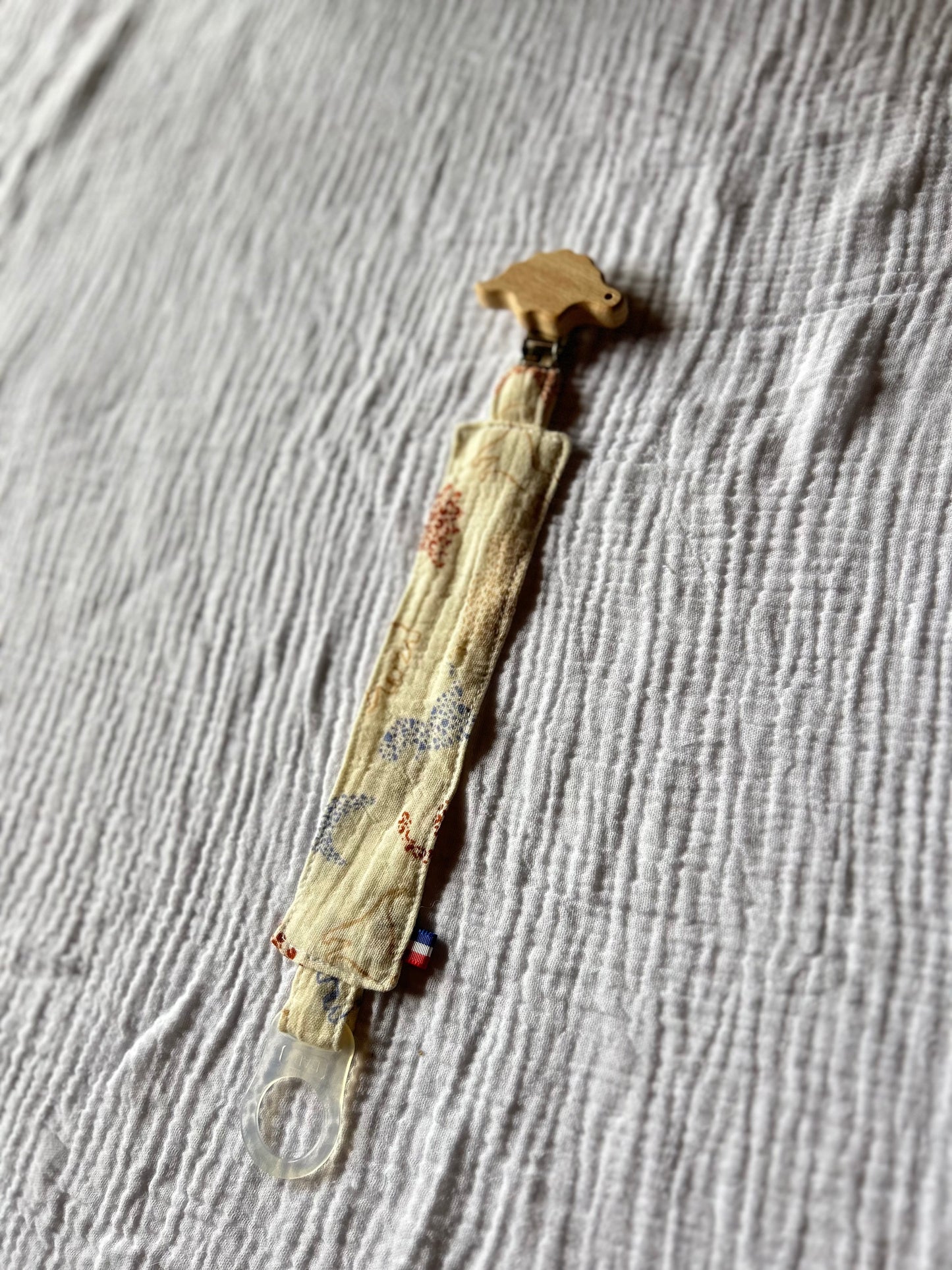 Attache tétine en bois à forme (4 coloris)