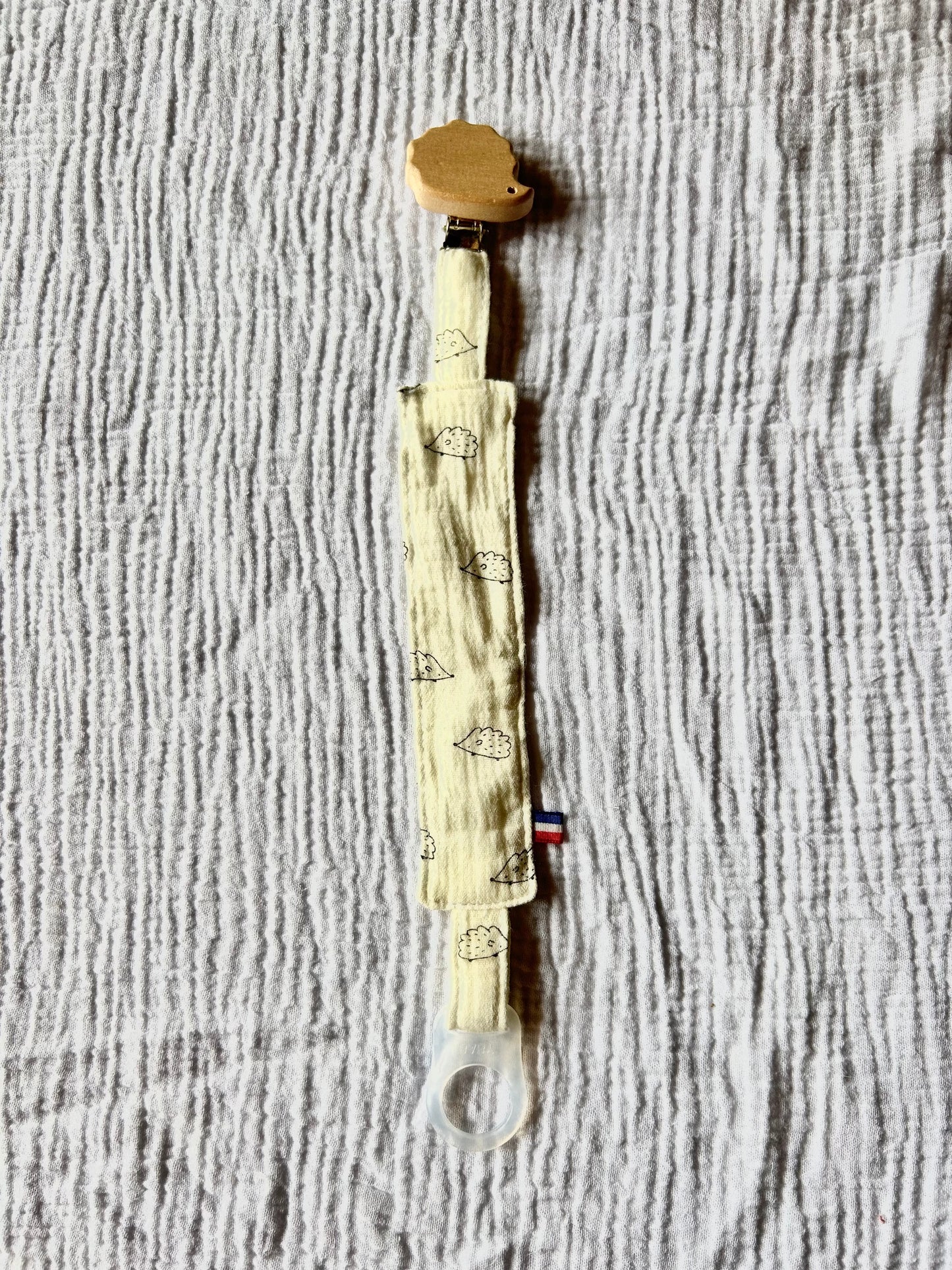 Attache tétine en bois à forme (4 coloris)